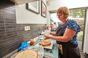 oma taartje aan het bakken